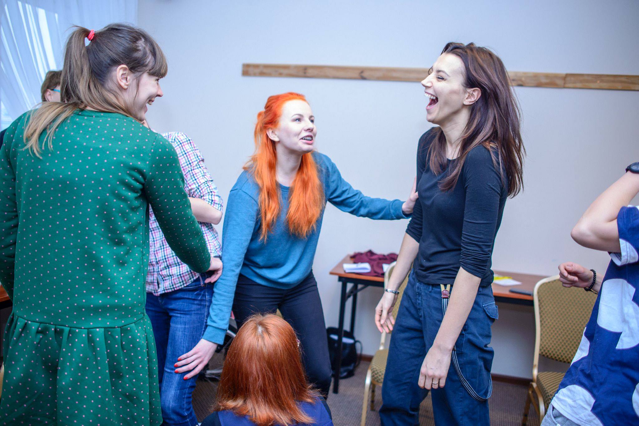 Zdjęcie osób wykonujących ćwiczenie podczas warsztatów dramowych