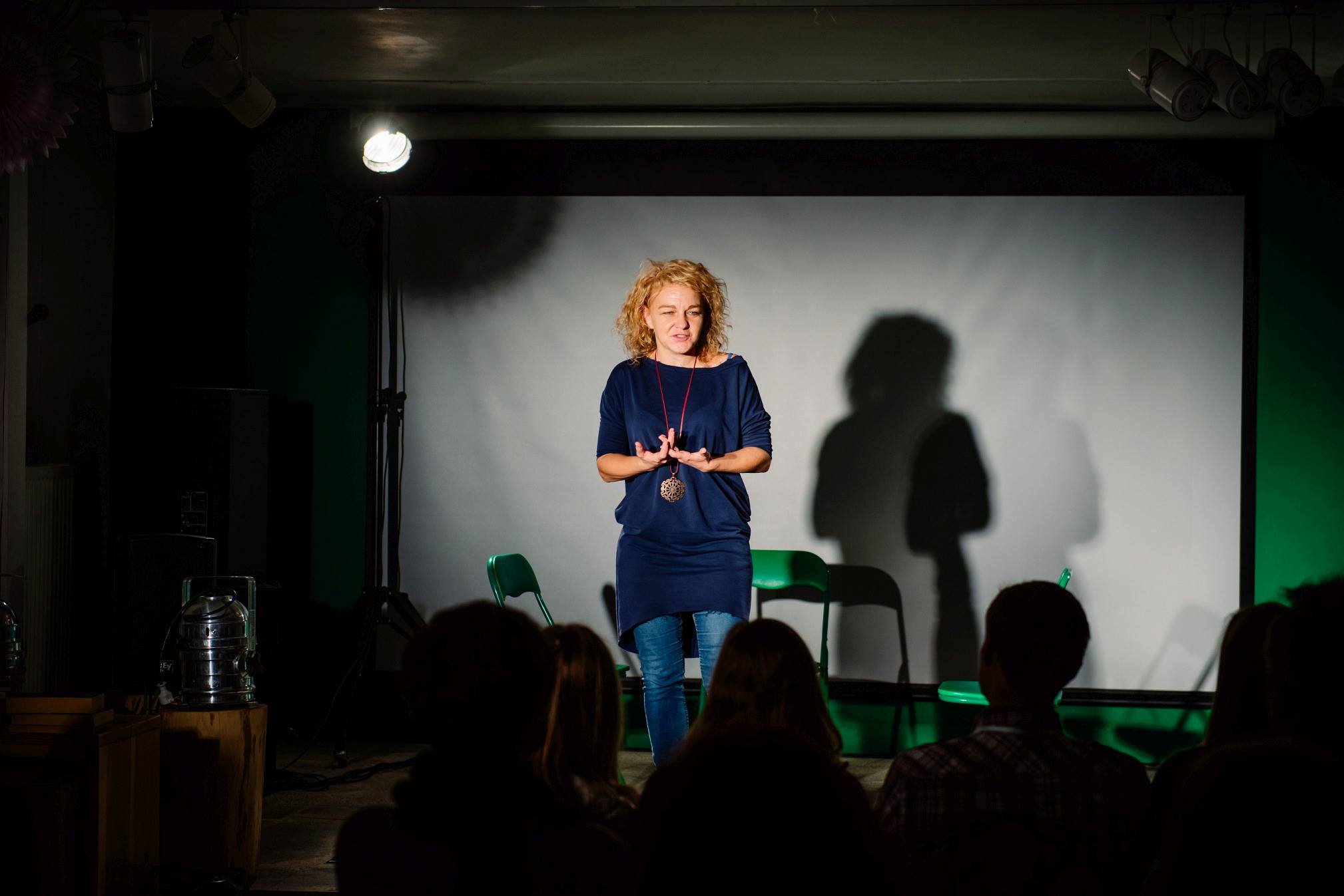 Zdjęcie przedstawiające jokerkę podczas spektaklu Teatru Forum