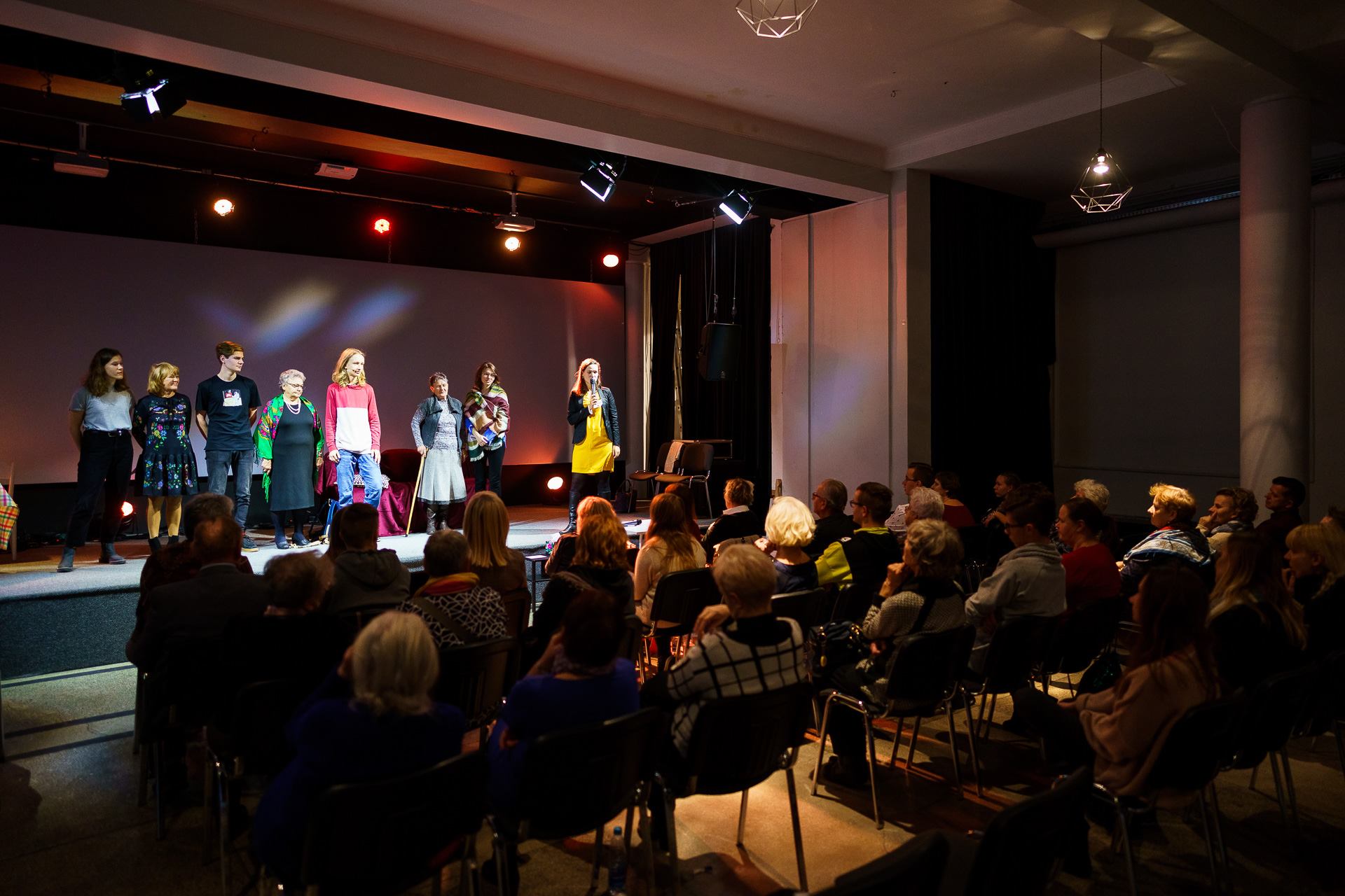 Zdjęcie wykonane podczas spektaklu odbywającego się w ramach Festiwalu Teatru Uciśnionych