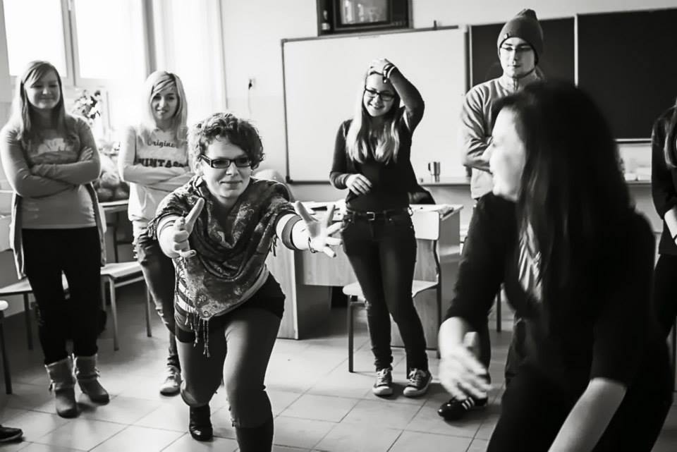 Zdjęcie osób wykonujących ćwiczenie podczas warsztatów dramowych