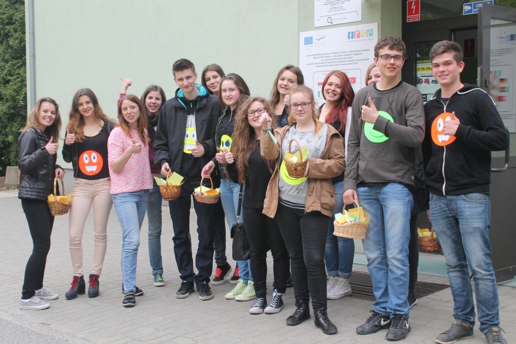 IMG_2510-1024×683 Zdjęcie grupowe osób uczestniczących w projekcie. 6 osób trzyma w dłoniach małe koszyki wiklinowe. Wszystkie pokazują kciuki uniesione w górę.