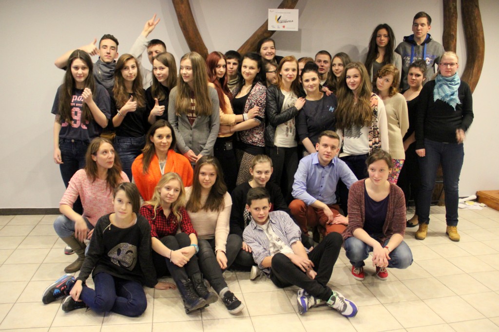 IMG_5860-1024×682 Zdjęcie grupowe przedstawiające osoby - młodzież oraz trenerki biorące udział w projekcie Dramowi Obywatele