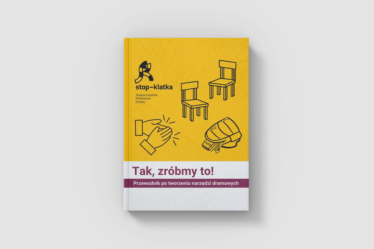 Okładka publikacji "Tak, zróbmy to! Przewodnik po tworzeniu narzędzi dramowych" Okładka jest w kolorach: żółty, biały, czarny, fioletowy. Znajduje się na niej tytuł, logo Stop-Klatki oraz ikonki: klaszczące dłoni, plecak w którego wysypują się rzeczy oraz dwa krzesła