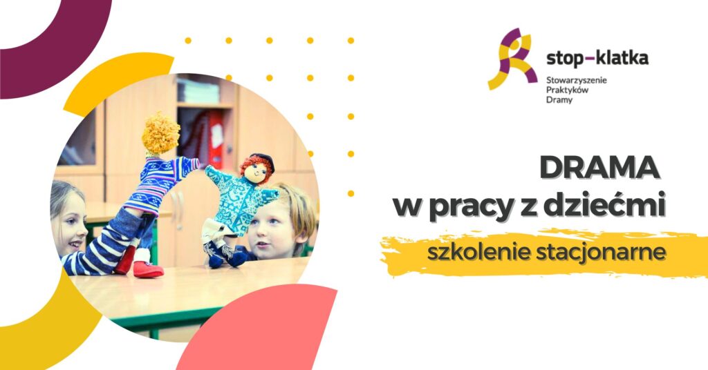 Baner promujący szkolenie: Drama w pracy z dziećmi, Szkolenie stacjonarne. Elementem grafiki jest zdjęcie dwójki dzieci odgrywających coś za pomocą pacynek.