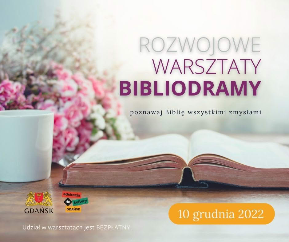 Grafika promująca rozwojowe warsztaty bibliodramy z tekstem: poznawaj Biblię wszystkim zmysłami. Na zdjęciu widać otwartą książkę, biały kubek i bukiet kwiatów w tle. Data: 10 grudnia 2022, Udział w warsztatach jest bezpłatny. Grafika zawiera logo Miasta Gdańsk oraz Edukacja do kultury Gdańsk.