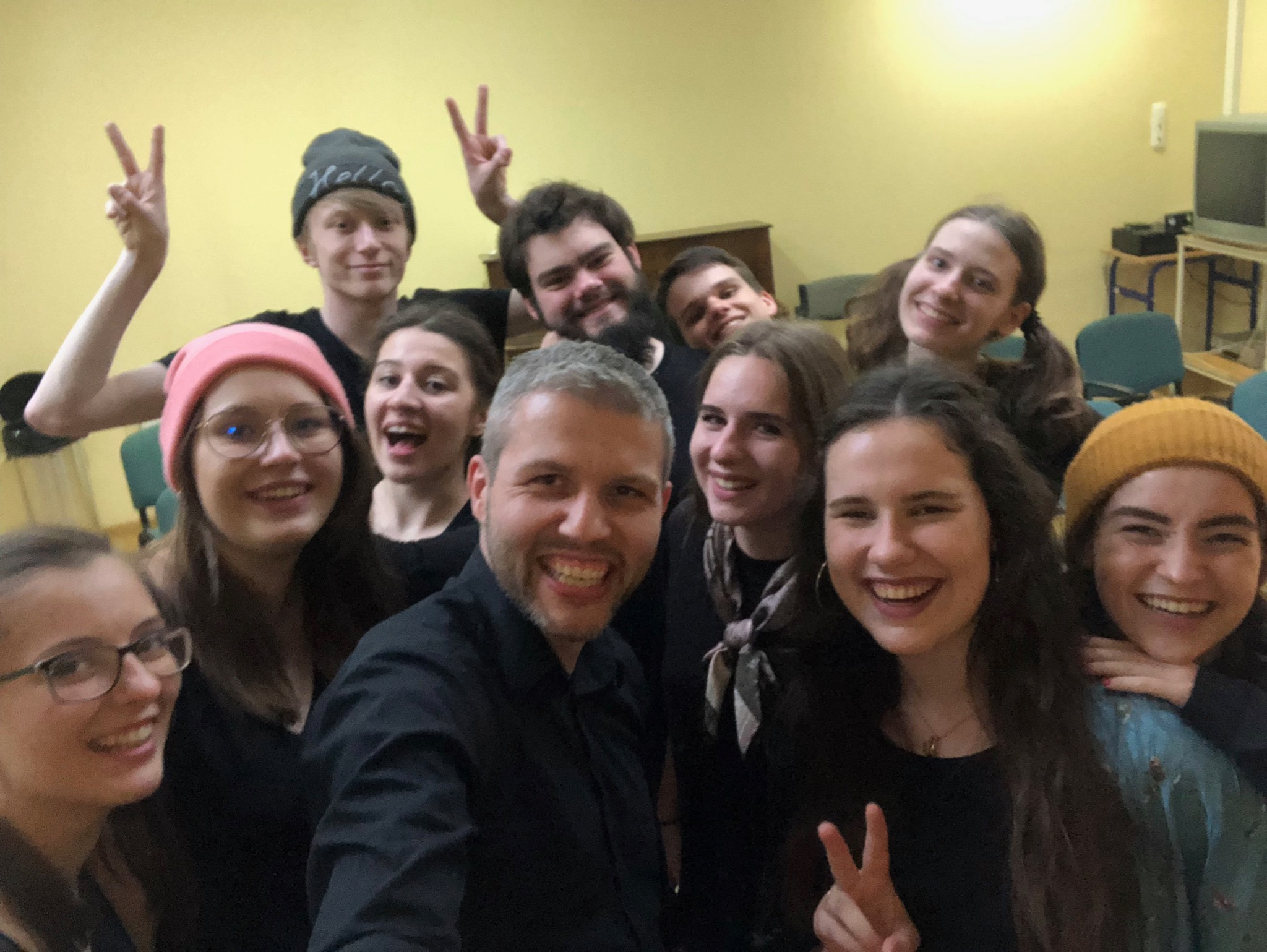 62340091_3099699440047656_3950180047465218048_n Zdjęcie typu selfie przedstawiające trenera oraz osoby uczestniczące w projekcie Zainspirowani Antykiem