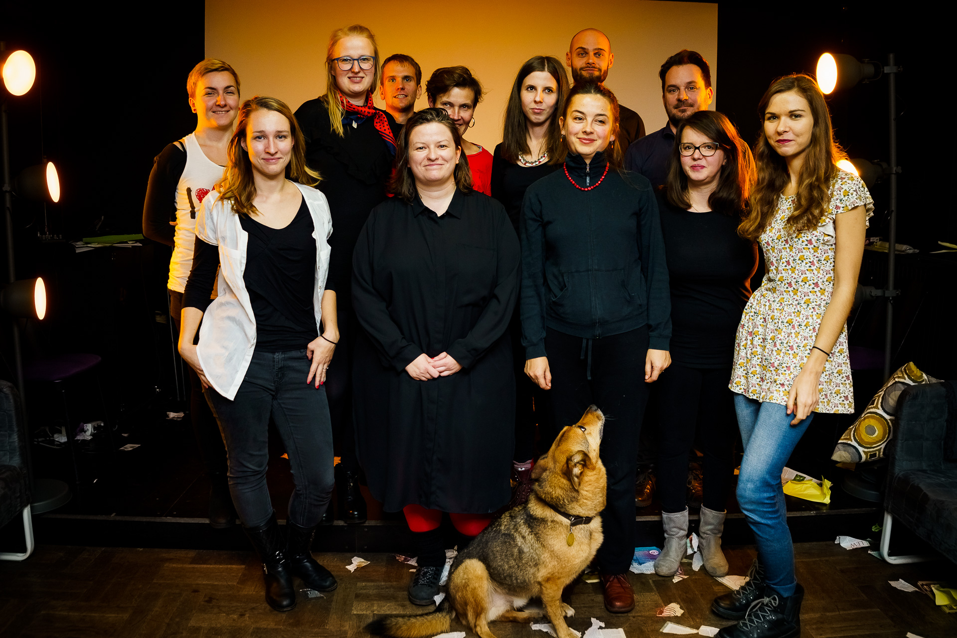 kreatyw-media_045 Zdjęcie osób przygotowujących i grających spektakl pt. "Wolna Niepodległa"