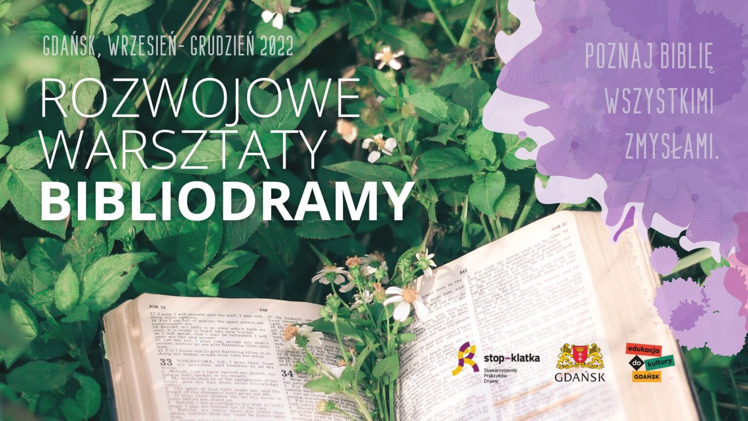 xr:d:DAD479GJWrk:264,j:33525096197,t:22082313 Grafika promująca warsztaty Bibliodrama w Gdańsku (wrzesień–grudzień 2022). Centralnym elementem jest otwarta Biblia leżąca na tle roślin. W rogu widoczny napis: 'Poznaj Biblię wszystkimi zmysłami. Grafika zawiera logo Stowarzyszenie Praktyków Dramy STOP-KLATKA, miasta Gdańsk i Edukacji do kultury Gdańsk.