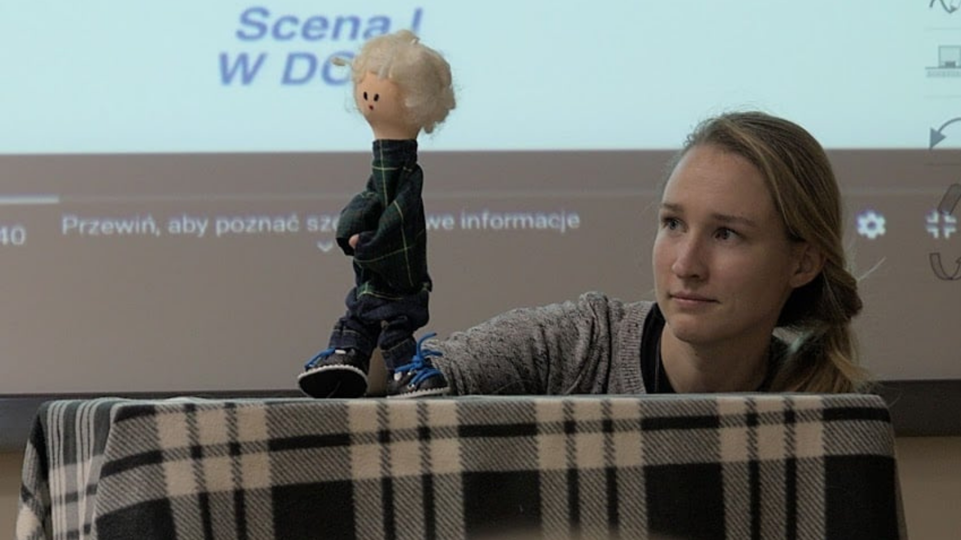 5 Trenerka animująca pacynkę chłopca.