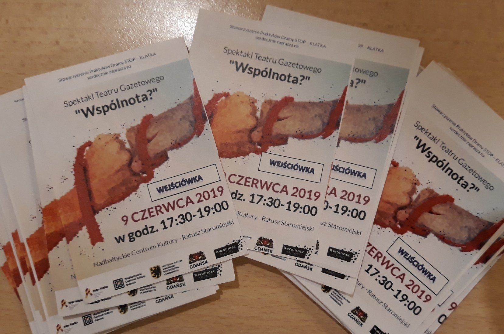 Zdjęcie wejściowek na spektakl Wspólnota?