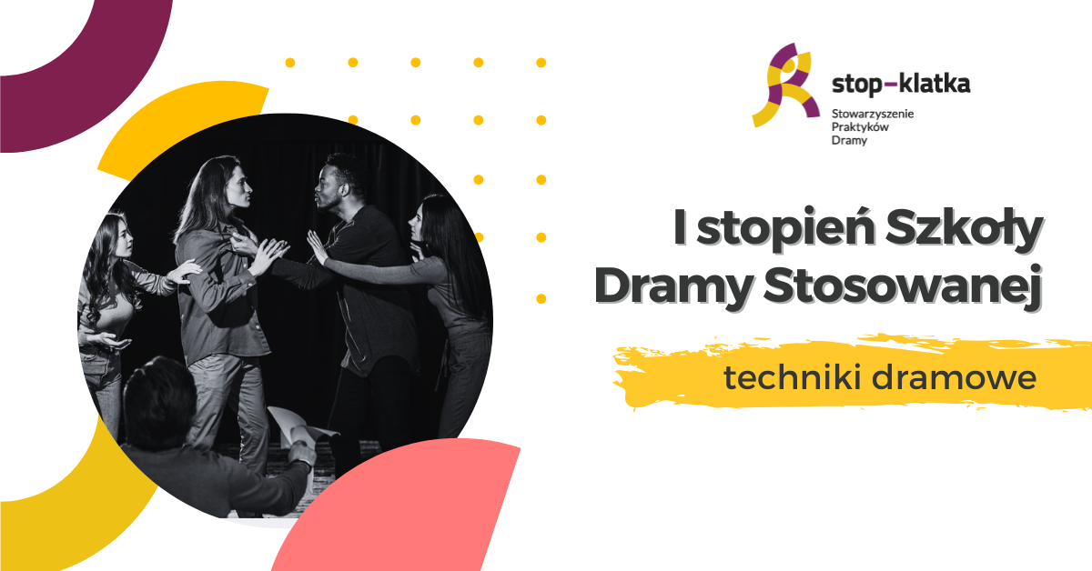 Grafika z napisem I stopień Szkoły Dramy Stosowanej techniki dramowe, wraz ze zdjęciem osób stojących na scenie który cos odgrywają