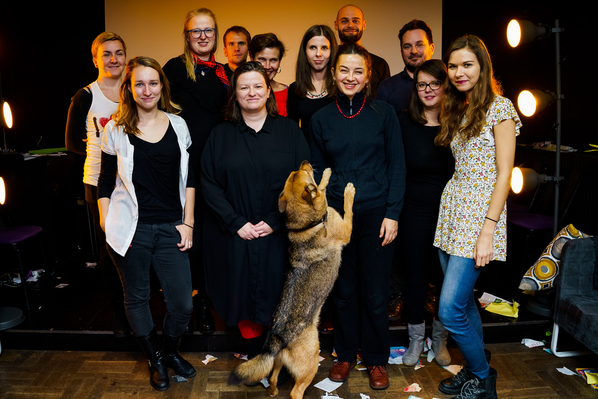 Zdjęcie grupowe zespołu tworzącego spektakl Teatru Gazetowego